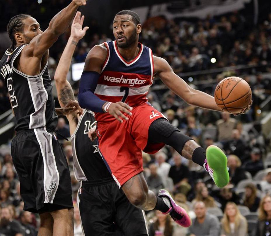 Spurs mantiene el invicto de visitante y Wall consiguió 52 puntos