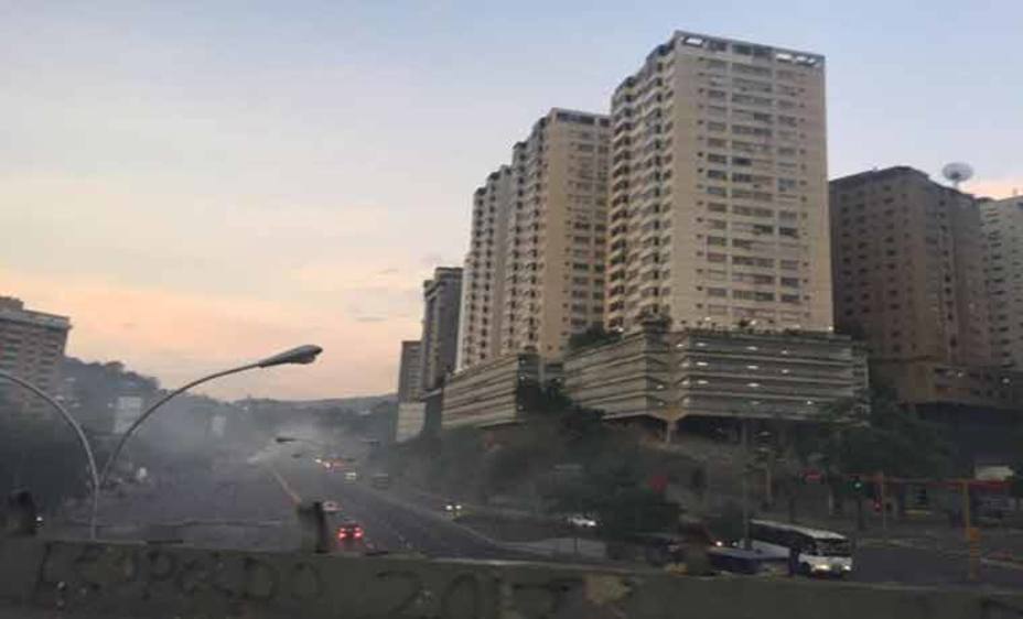 Barricadas generan retraso en la Autopista Prados del Este