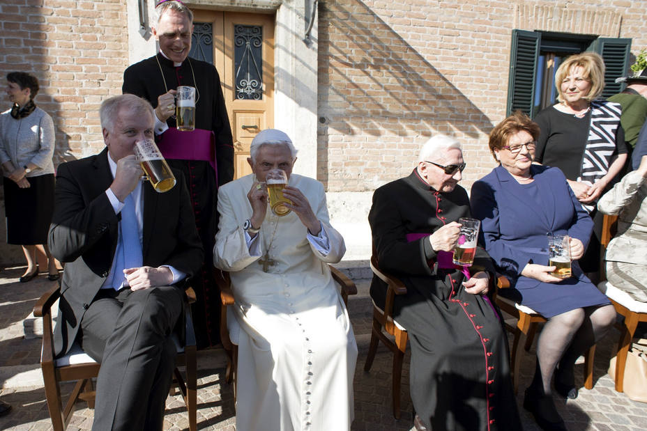 Benedicto XVI celebró sus 90 años con cerveza