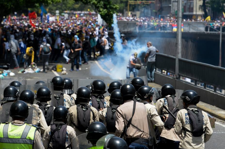 paparoni-ayudo-cruzar-mujer-por-guaire-medio-represion_133473.jpg