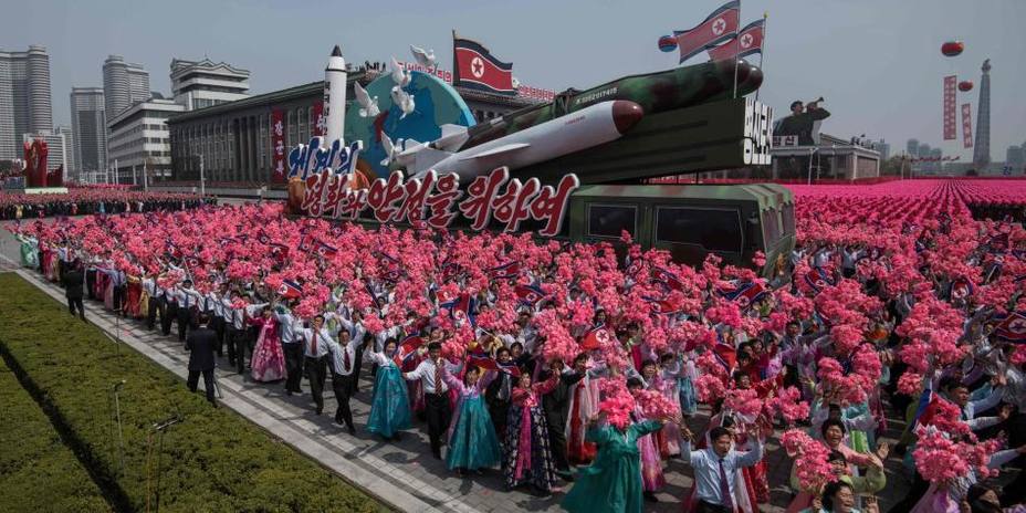 Pyongyang exhibe posible misil de largo alcance en desfile militar