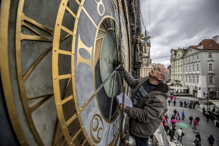 Restauran reloj astronómico de Praga