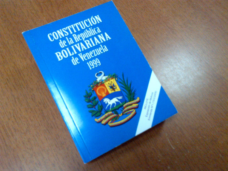 Ex constituyentes de 1999 rechazan condiciones de Maduro