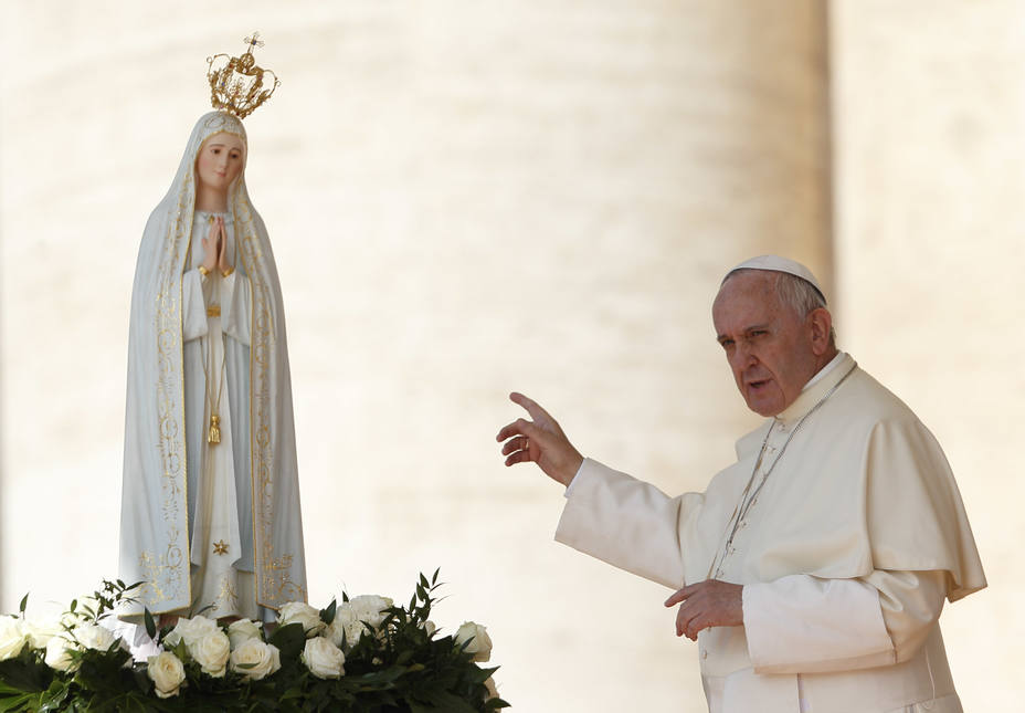 Papa Francisco rezó ante la Virgen de Fátima por la concordia entre pueblos