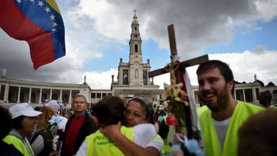 Venezolanos, hijos de portugueses, piden paz en misa en Fátima