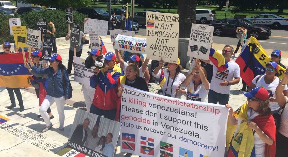 Venezolanos protestan frente a la OEA en Washington