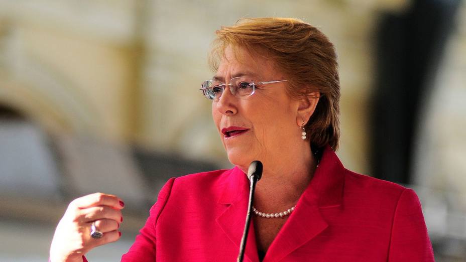 Bachelet critica a Piñera por anunciar que ampliará gratuidad en educación