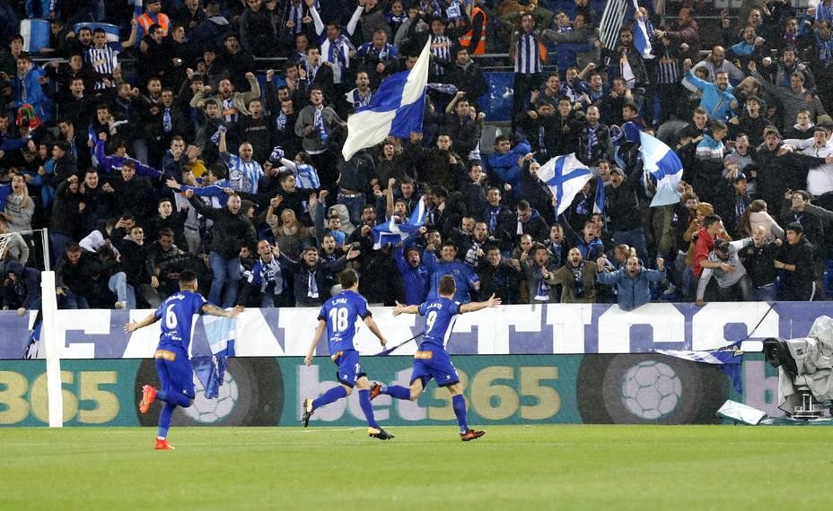 Christian Santos vio tarjeta roja en derrota del Alavés