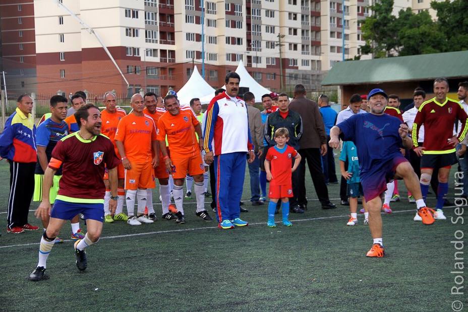 maradona-jugo-futbol-con-rafael-lacava-maduro_210872.jpg