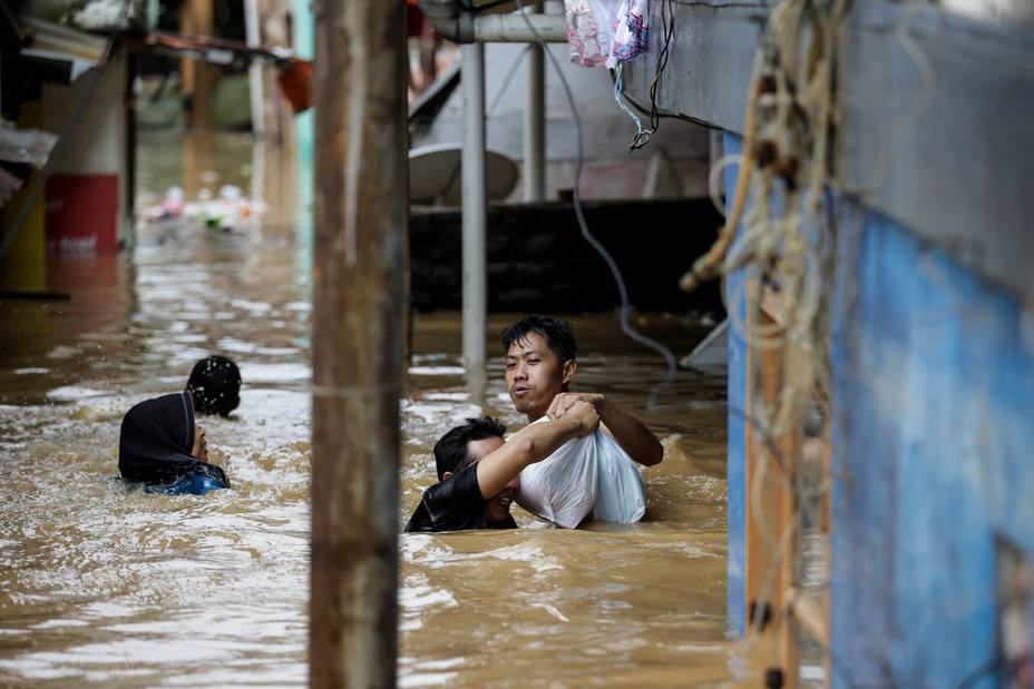 menos-muertos-miles-evacuados-por-lluvias-indonesia_222011.jpg