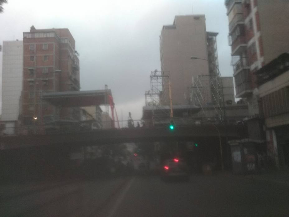 accesos-puente-llaguno-encuentran-cerrados-por-tarima-oficialista_230444.jpg