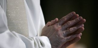 Feligreses piden depuración en el clero tras caso de sacerdotes que tenían relaciones sexuales con venezolano