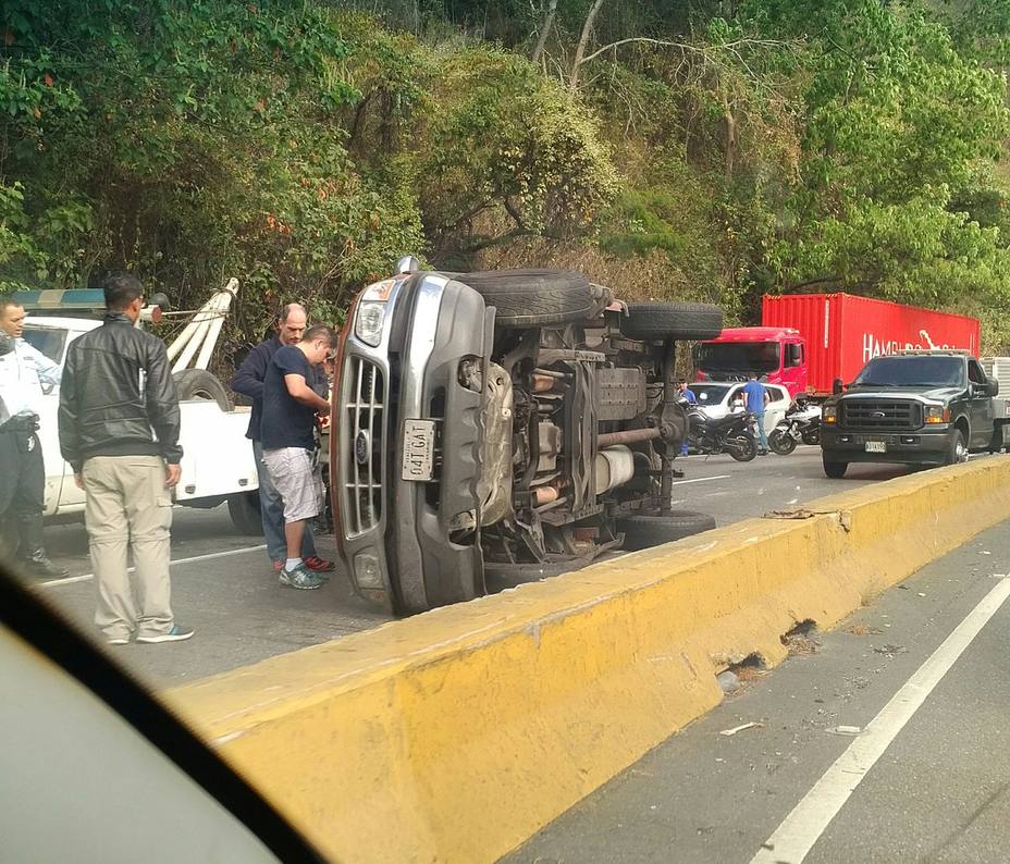 reportan-vuelco-autopista-regional-del-centro_230639.jpg