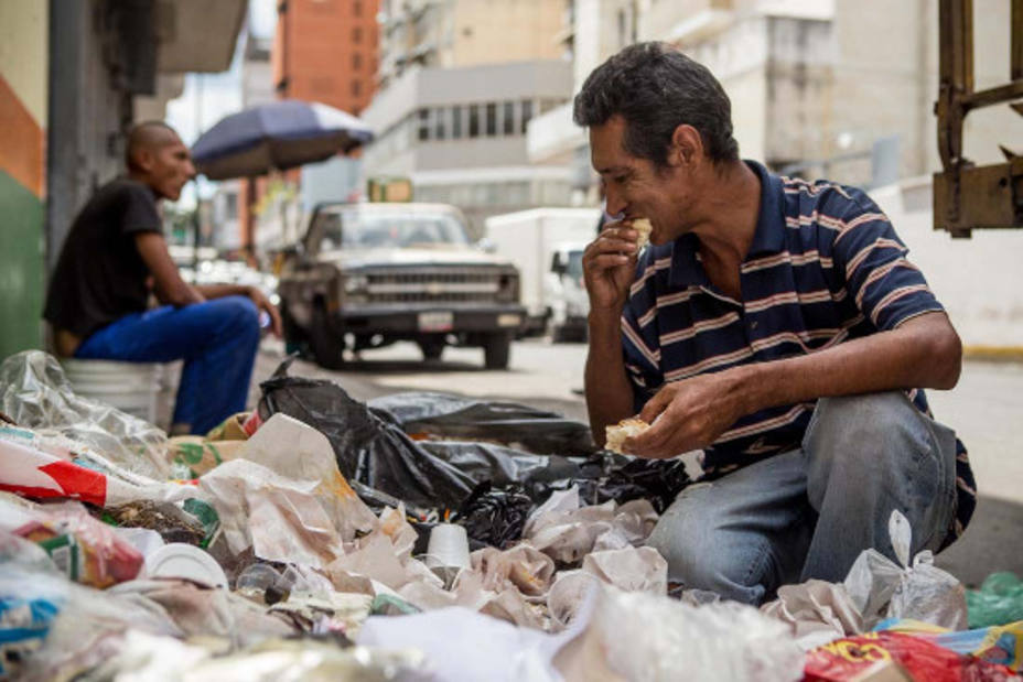 Caraqueños se rebuscan en los basureros para sobrevivir por falta de comida