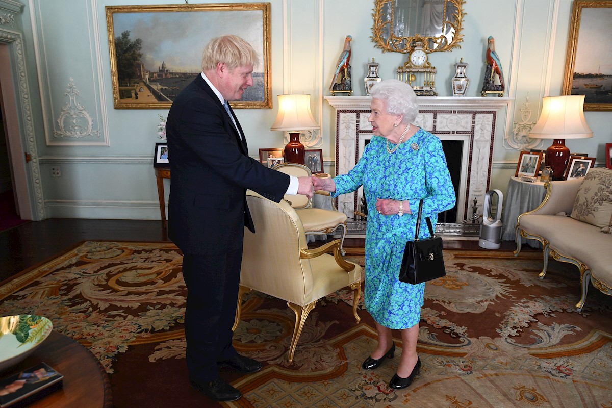 Boris Johnson y la reina Isabel II