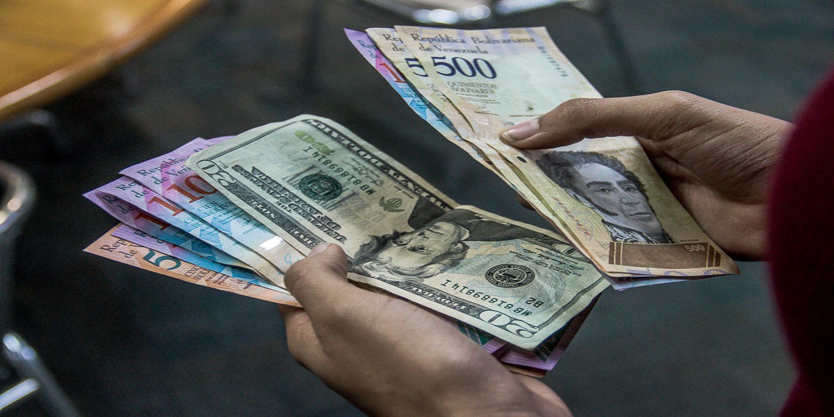 El dólar le gana la batalla al bolívar: «La gente ya se acostumbró»