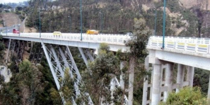 Venezolano se lanzó de un puente en Ecuador