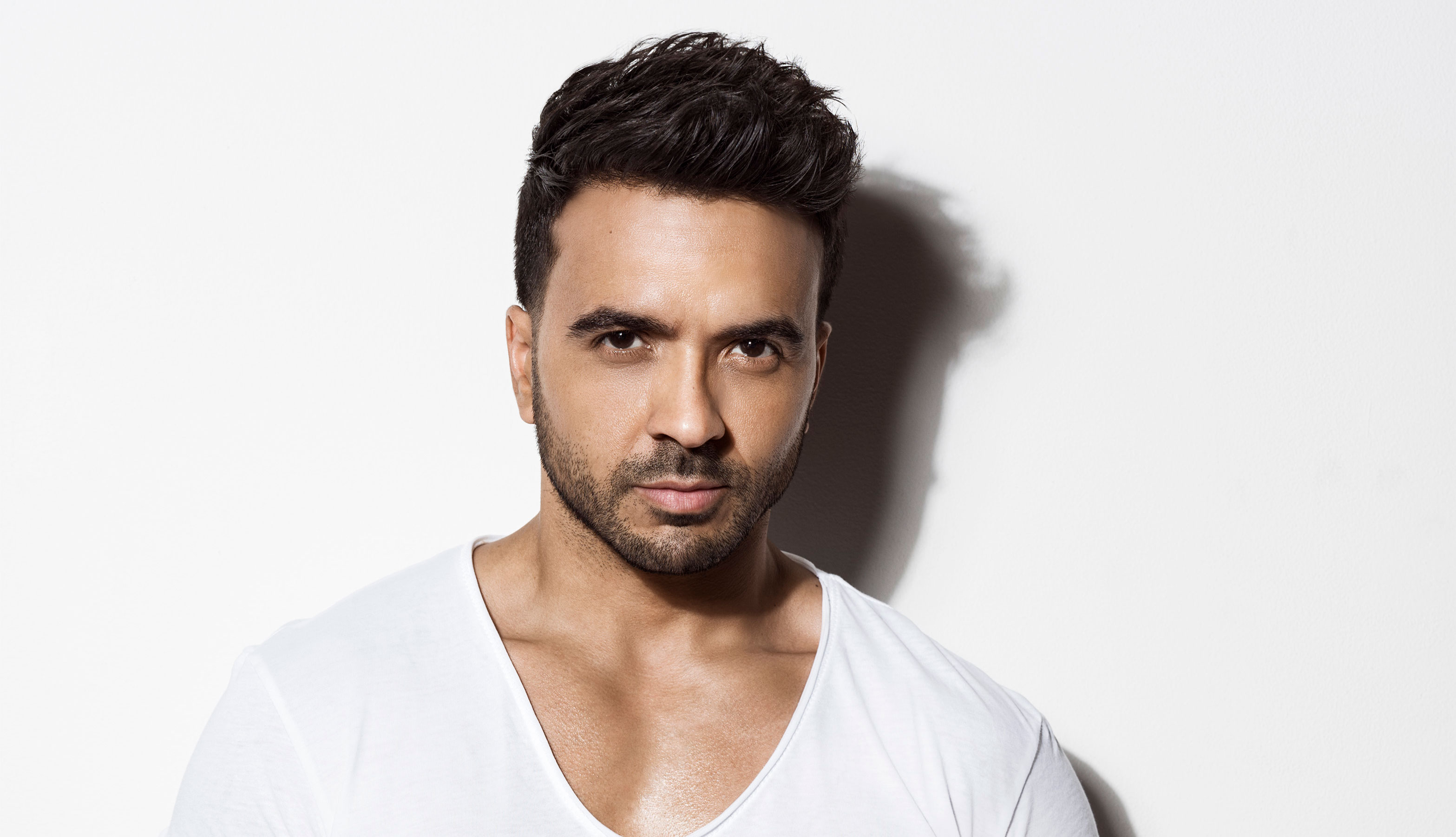 Luis Fonsi recibe un premio por su labor humanitaria