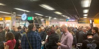 Pasajeros en el interior del aeropuerto de Schiphol durante la situación de alarma este miércoles