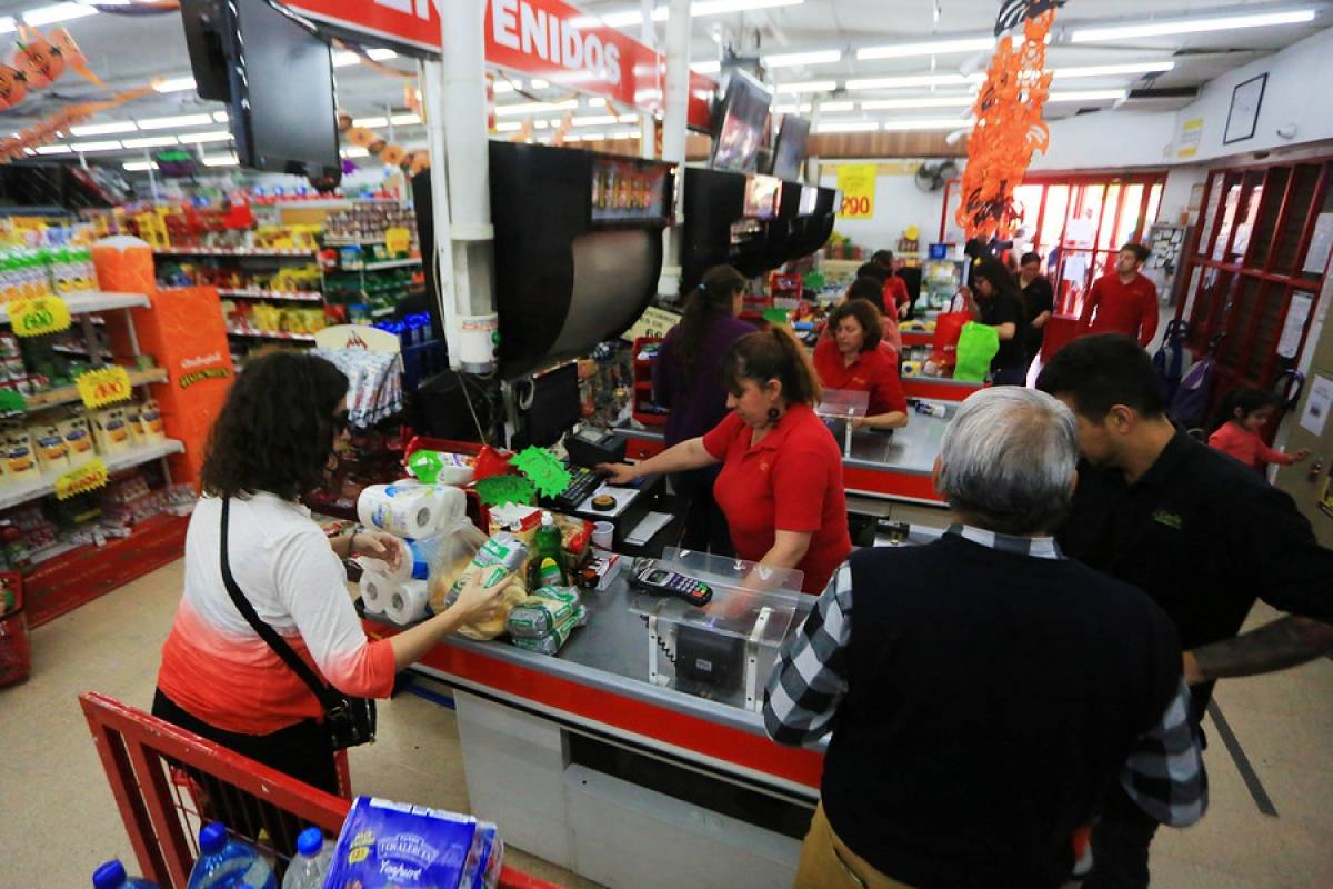 Largas colas en supermercados en Los Naranjos ante anuncio de precios justos del régimen