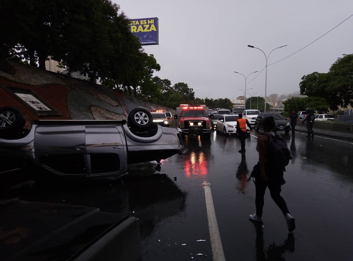 [FOTOS] Una camioneta se volcó en la autopista Francisco Fajardo