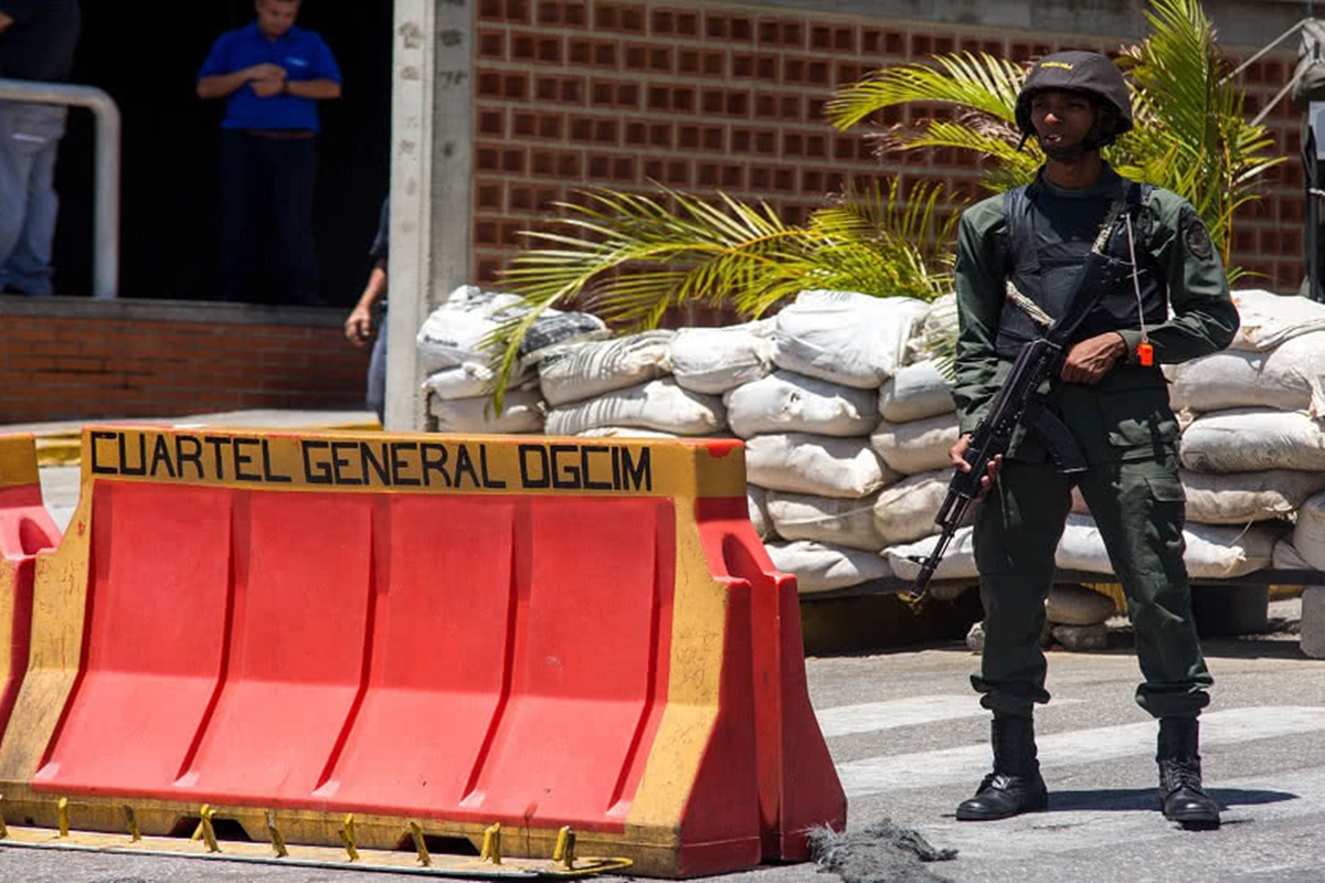 «¿Cómo se explica que civiles acusados de grafitear un muro estén en una prisión militar?»: confirman que jóvenes detenidos por Polichacao están en la Dgcim de Boleíta