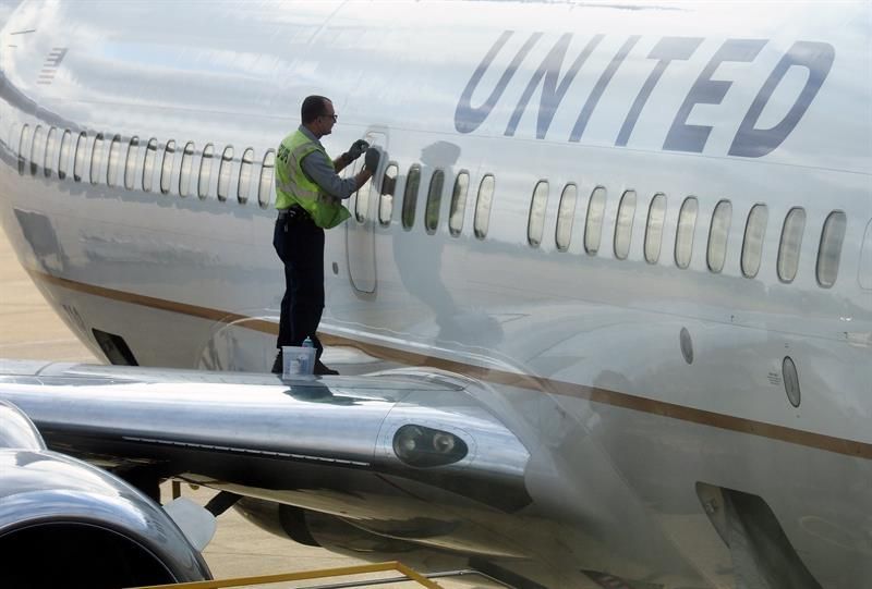 United Airlines transporta vacunas contra el covid-19 en aviones de pasajeros