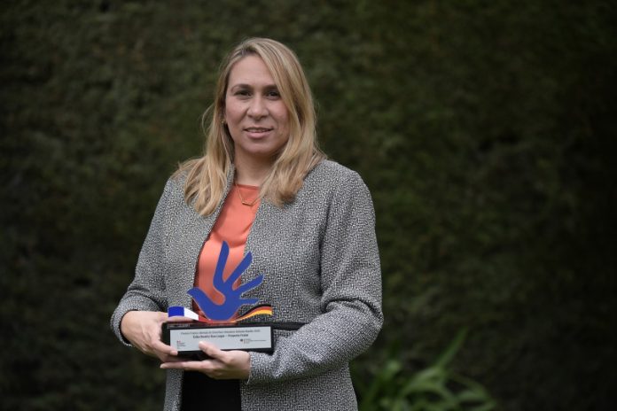 Colombiana que ayuda a venezolanos recibió un premio franco-alemán de DD HH