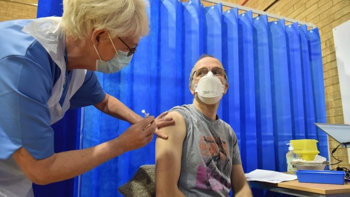 El gobierno de Estados Unidos quiere vacunar a todo el país para mediados de 2021