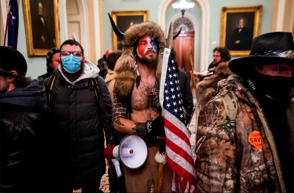 Hombre vestido de bisonte que irrumpió en Capitolio pide el perdón de Trump
