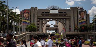 Llegó a Venezuela el primer cargamento de vacunas a través del Covax Expectativas dispares en Venezuela ante el diálogo entre Maduro y oposición