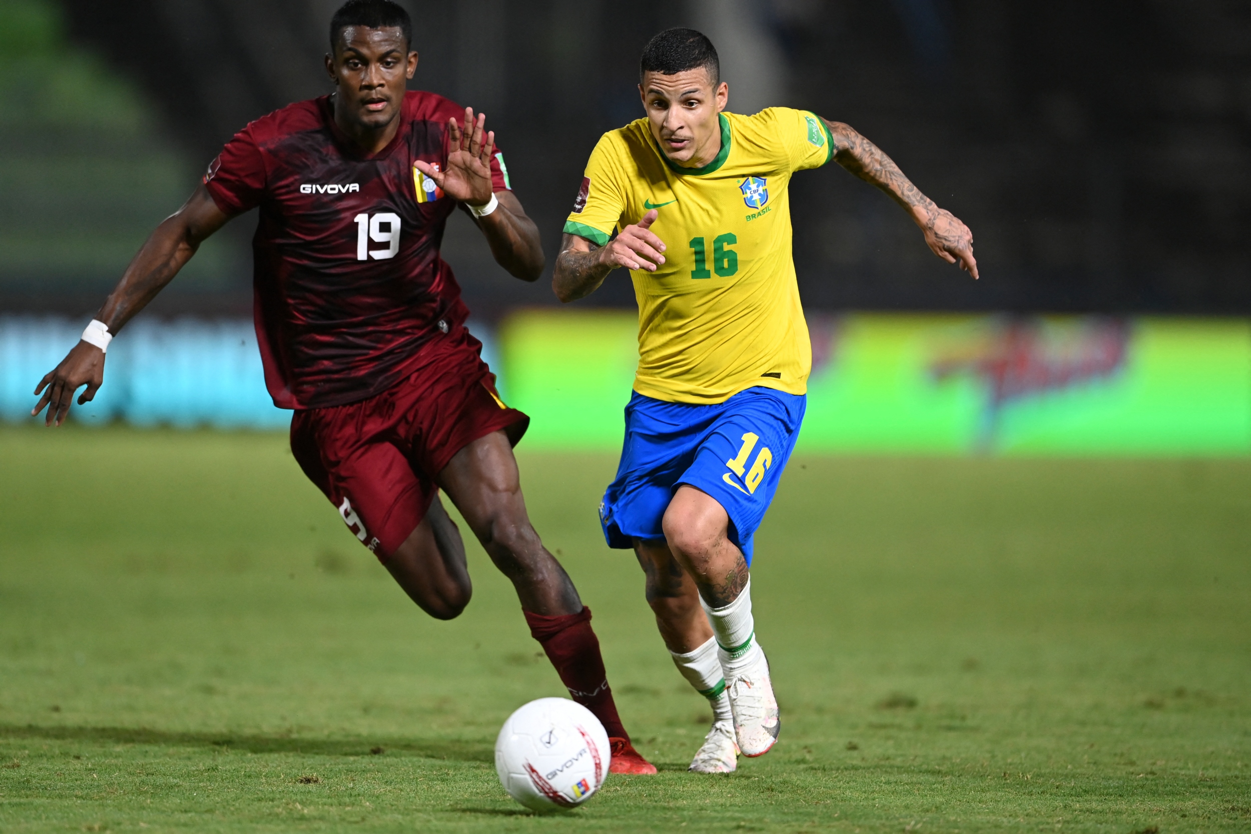 Brasil venció 3-1 a una rebelde Venezuela y mantiene su paso perfecto hacia el Mundial