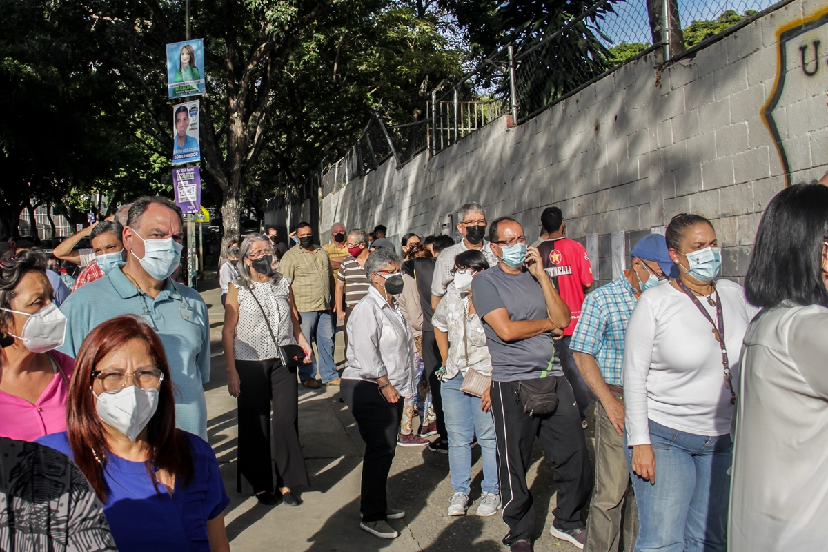 “La esperanza es lo último que se pierde”: los centros electorales en Caracas cerraron entre poca asistencia y desánimo