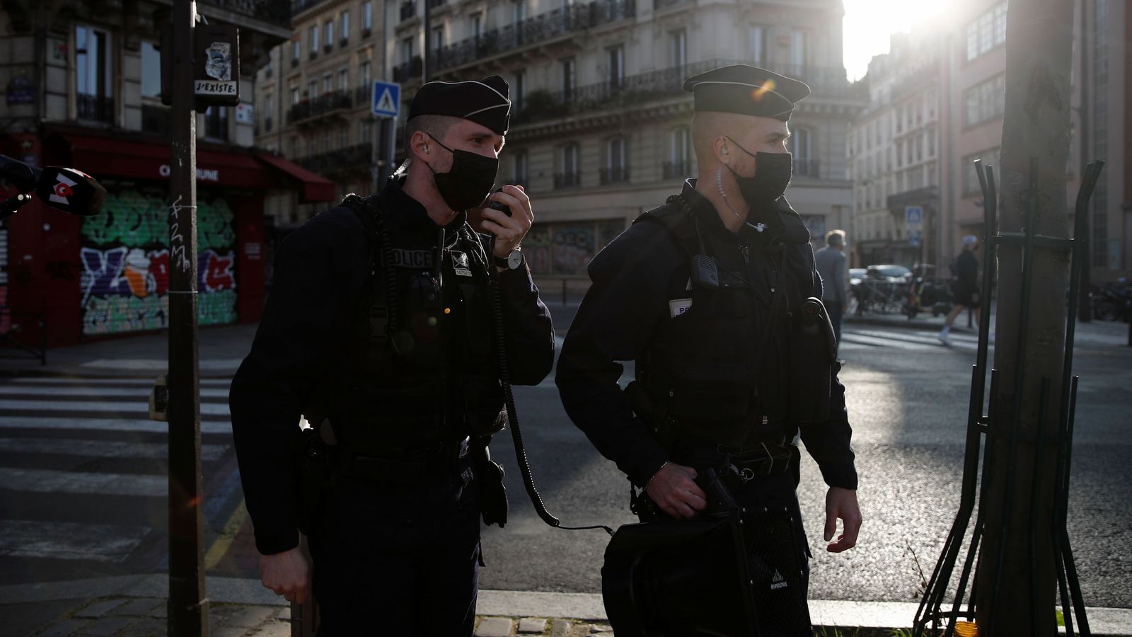 Un herido muy grave tras atacar a policías con un cuchillo en París