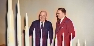 James E. Webb, presentándole una colección de modelos de cohetes al expresidente Harry S. Truman durante una visita presidencial a la entonces recién inaugurada sede de la Nasa | GETTY IMAGES