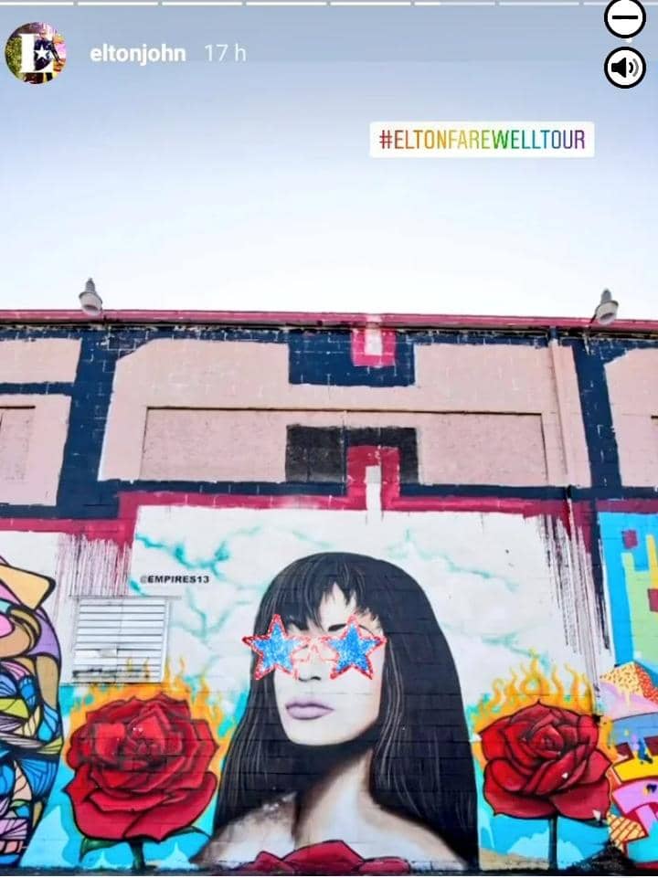 Recientemente el cantante británico acudió a Houston para realizar un concierto, que forma parte de su última gira Farewell Yellow Brick Tour. Allí se encontró con un mural de la reina de la música Tex-mex y decidió tomarle una foto con él y publicarlo en sus redes sociales