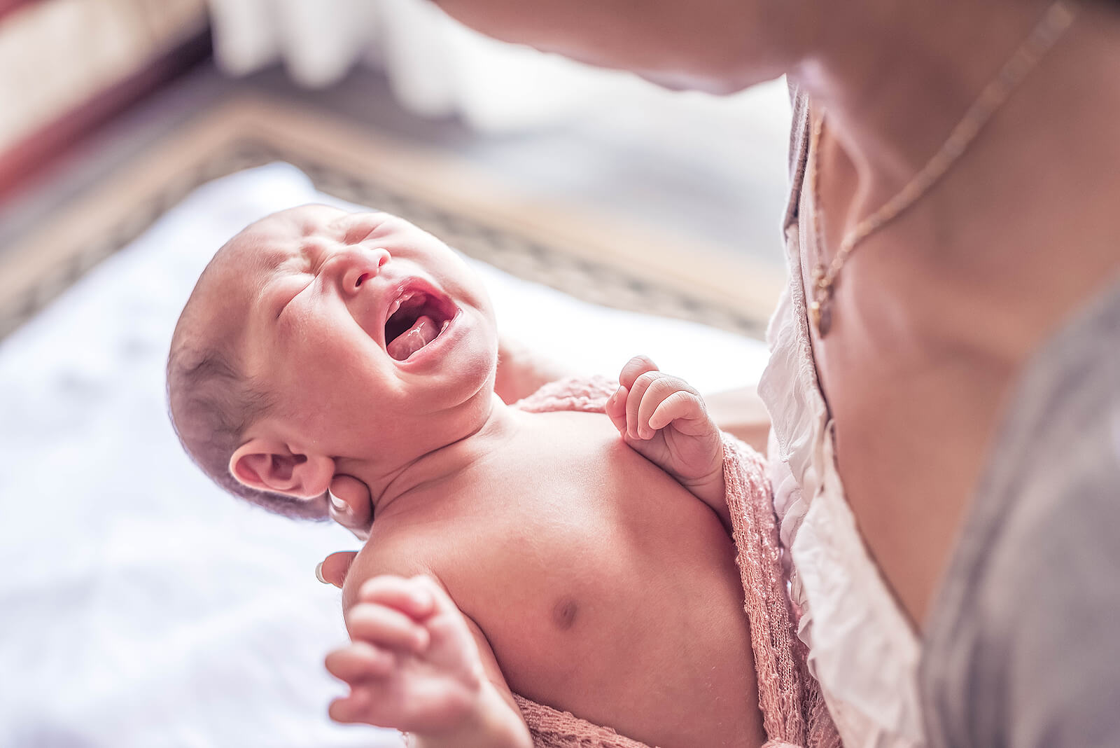 Su bebé lloraba todas las noches hasta que descubrió la inquietante causa