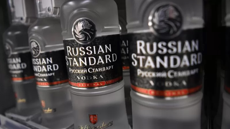 Rusia y Ucrania: EE UU prohíbe las importaciones de vodka ruso y buscará revocar el estatus de socio comercial preferente de Moscú