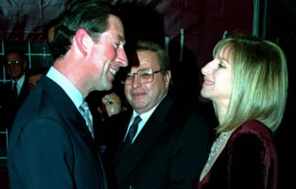 Carlos y Barbra se saludan en el estadio de Wembley en 1994
