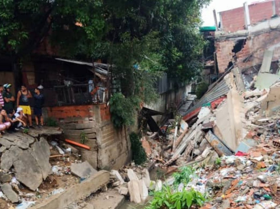 Más de 300 familias en riesgo en Los Flores de Catia por las lluvias