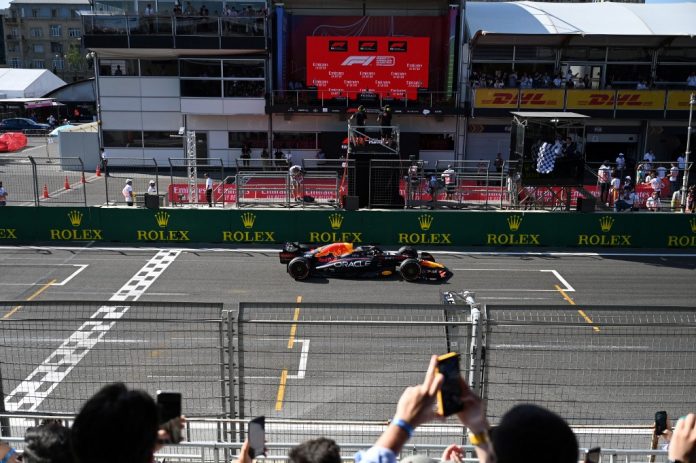 Verstappen conquista el GP de Azerbaiyán y se pone al frente del Mundial
