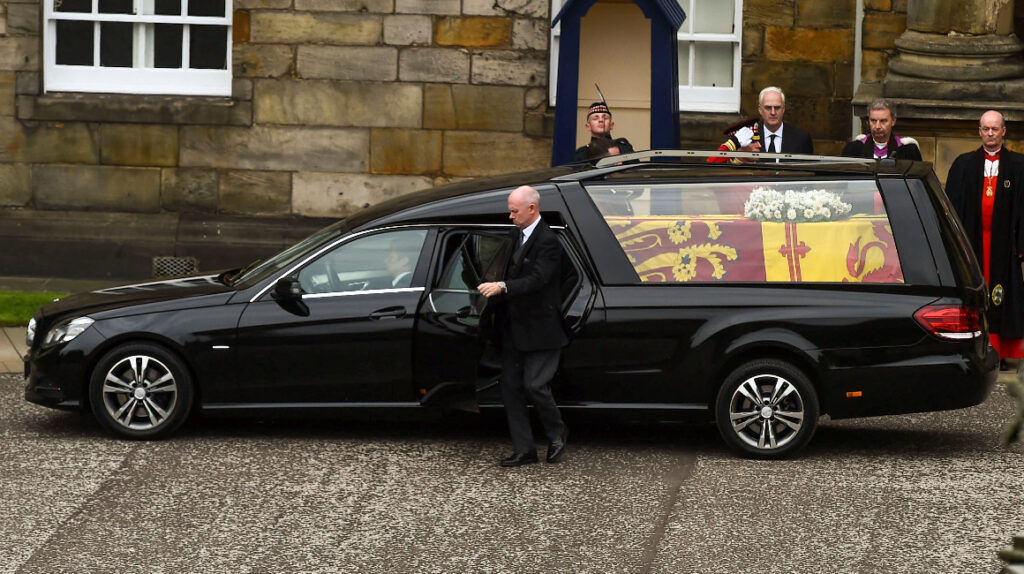 El ataúd de Isabel II partirá mañana al palacio de Buckingham desde Edimburgo