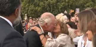 beso al rey Carlos III