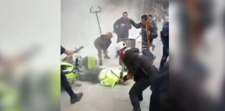 indígenas y la policía en Bogotá