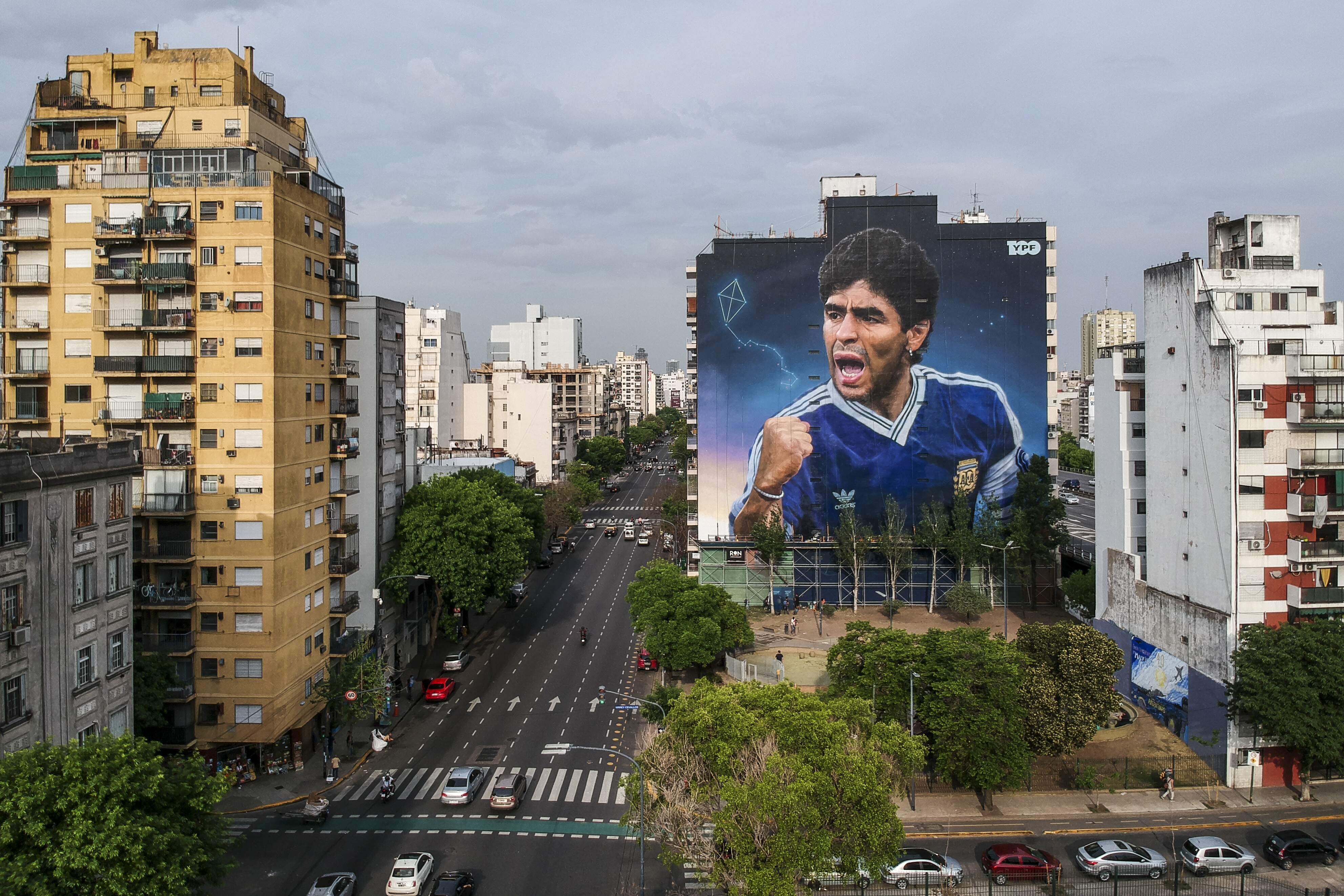 El rostro de Maradona roza la «inmensidad» de los cielos