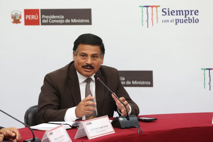 Ministro de Defensa de Perú renuncia por 