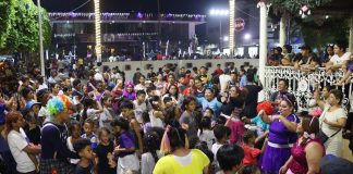 Migrantes residentes llevan alegría a albergue en el sur de México