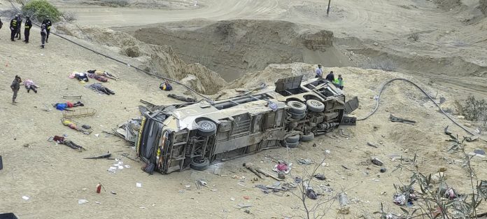 Al menos 20 personas murieron y otro número aún no precisado resultó herido este sábado después de que el autobús en el que viajaban cayera por un precipicio en la región de Piura, en el norte de Perú, informaron fuentes oficiales y medios locales