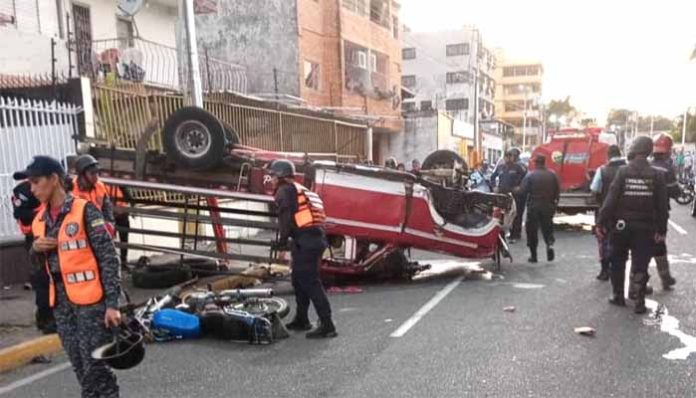 Cuatro personas fallecidas y otras 18 heridas, algunas de consideración, fue el trágico saldo del choque y posterior vuelco de un camión al final de la tarde de este martes de Carnaval, en la avenida Libertador de la ciudad de Acarigua.