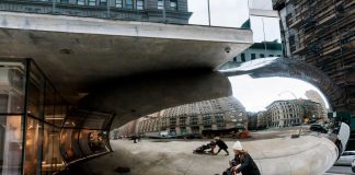 "frijol" futurista bajo un rascacielos
